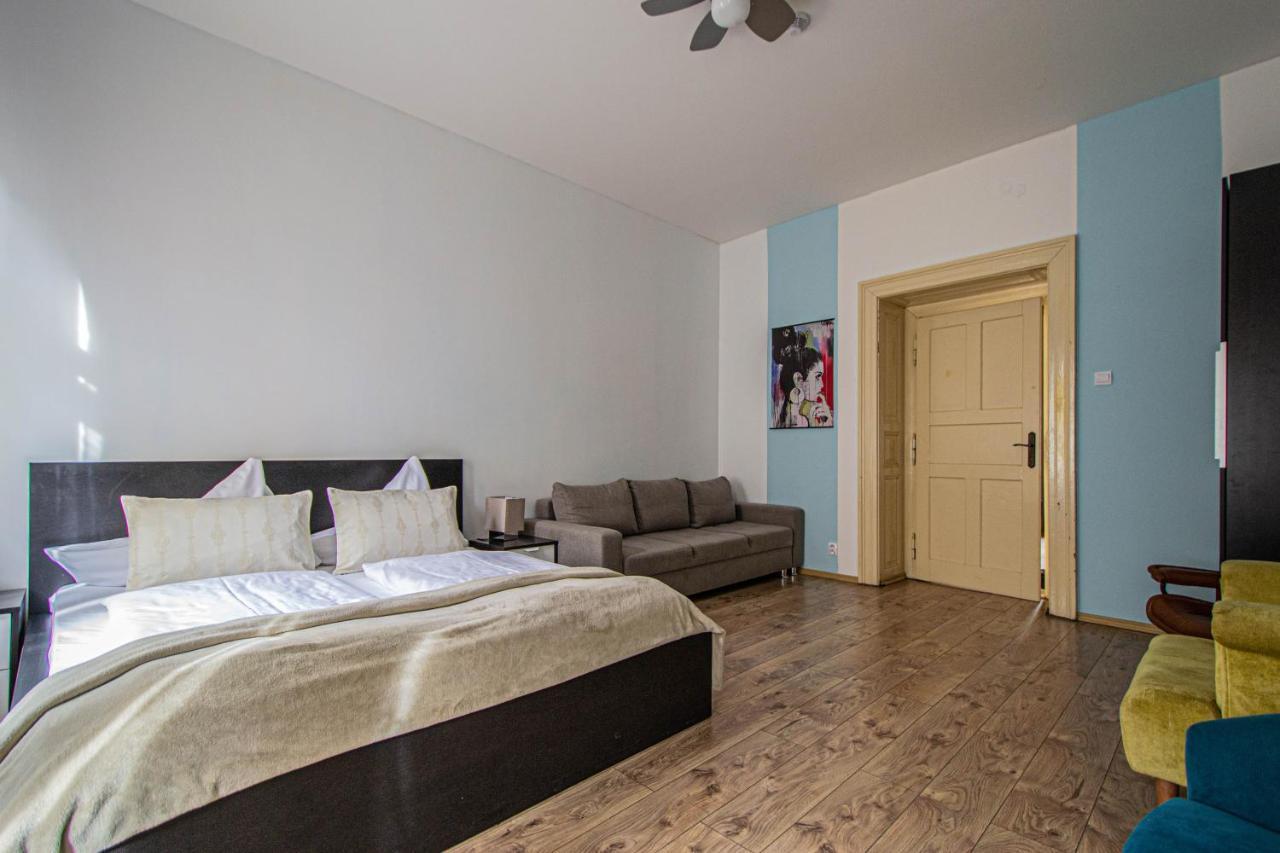 For Celebrations Spacious 3Bdr Apartment With Balcony ปราก ภายนอก รูปภาพ