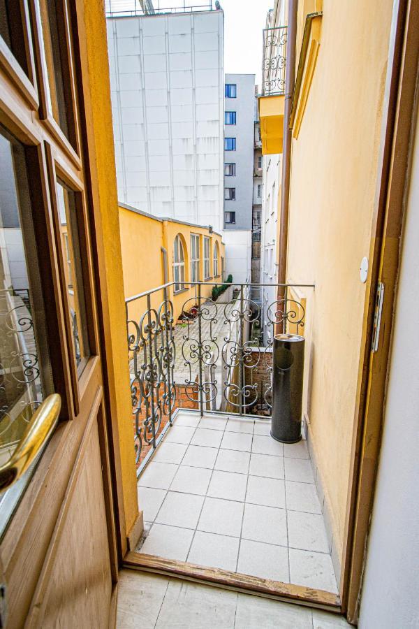 For Celebrations Spacious 3Bdr Apartment With Balcony ปราก ภายนอก รูปภาพ